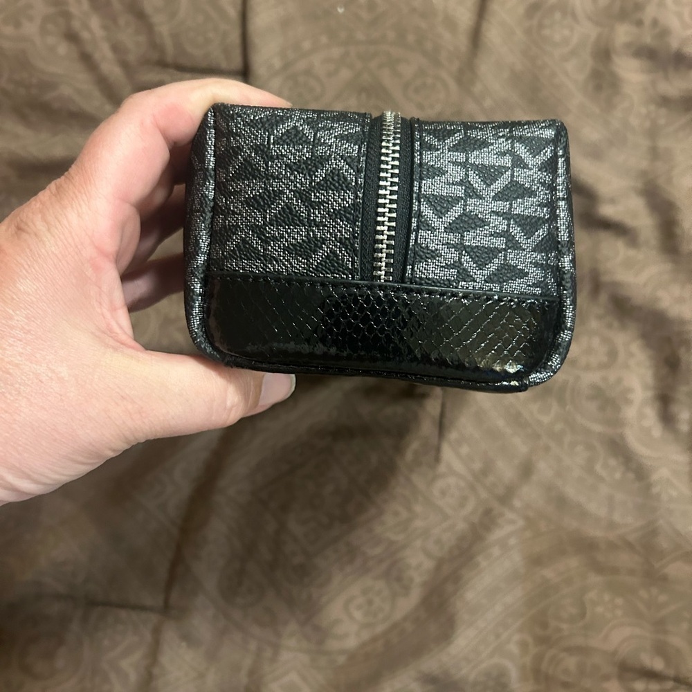 Michael Kors mid travel case - Picture 3 of 8